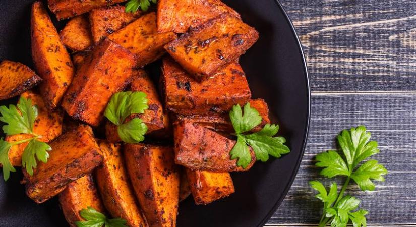 Egészséges nassolnivaló a bekuckózós őszi estékre: az édesburgonya-rajongóknak kötelező