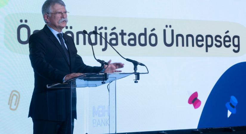 Rászoruló, tehetséges gyerekeket támogató ösztöndíjakat adott át Kövér László