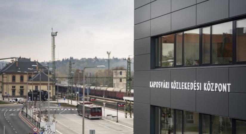 Tíz éve hódítanak Kaposvár bordó buszai, öt éve adták át a Közlekedési Központot