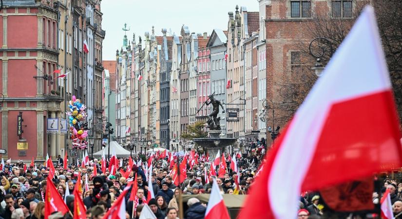 Százezres nagyságrendű tömeg vett részt Varsóban a lengyel függetlenségi meneten