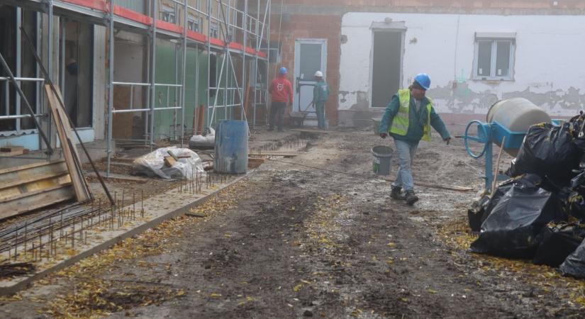 Régi falak közt születik újjá a jövő: videón mutatjuk, hogyan készül a 2 milliárdos szakképző központ