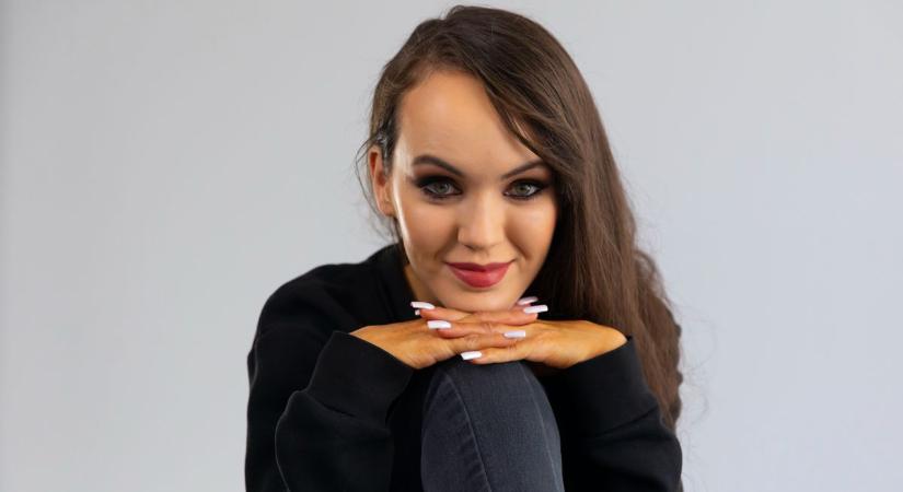 „Egy igazi büdös bunkó paraszt vagy” – Sztárbalhé: Nagy Ő Virág ízekre szedte Tiv Tivy-t!