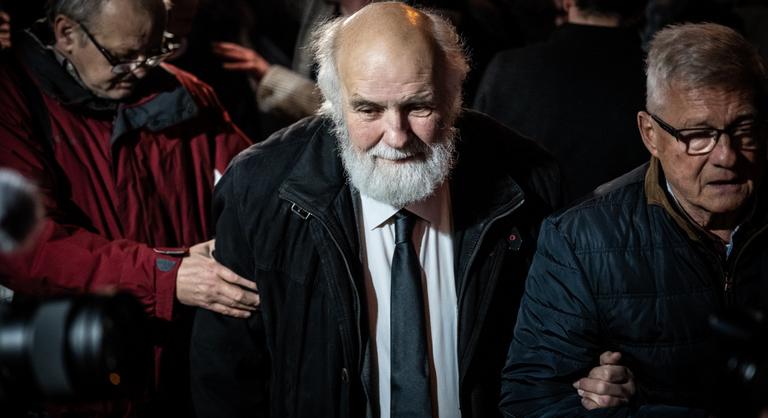 Elkezdődött a fáklyás tüntetés Iványi Gábor és az Oltalom-ügy vádlottjai mellett