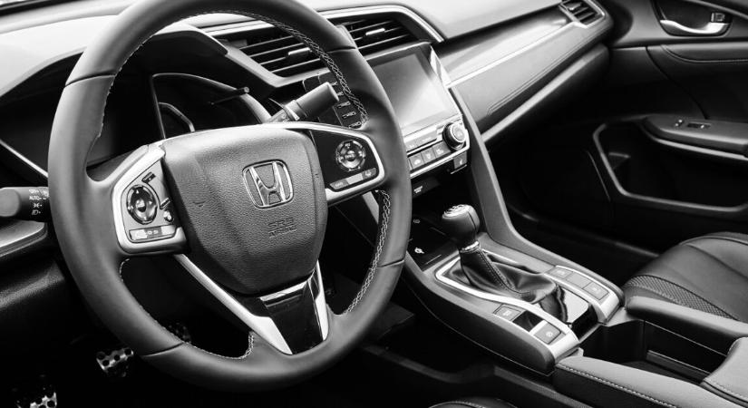 Egy fiatal gyászoló özvegy és a szomszéd vitája az otthagyott Honda Civic miatt