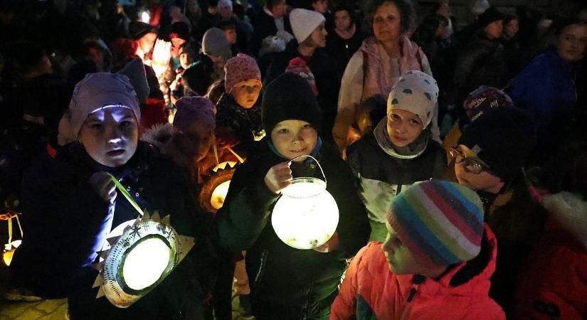 Fényárban úszott Kunfehértó, lámpás felvonulással idézték fel Szent Márton jóságát – fotók