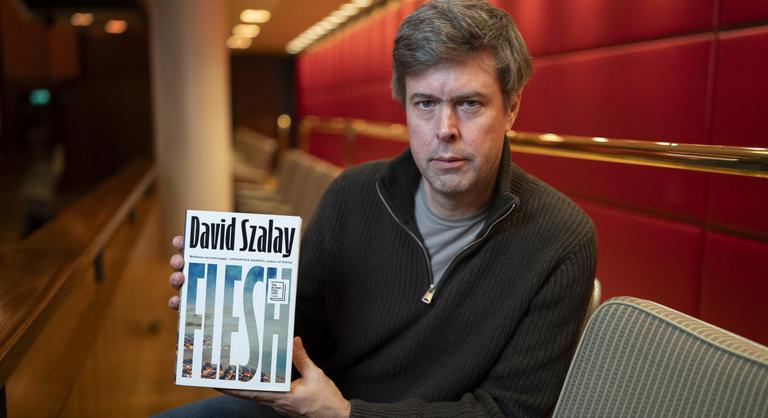 Kiderült, mikor jelenik meg magyarul a Booker-díjas David Szalay regénye