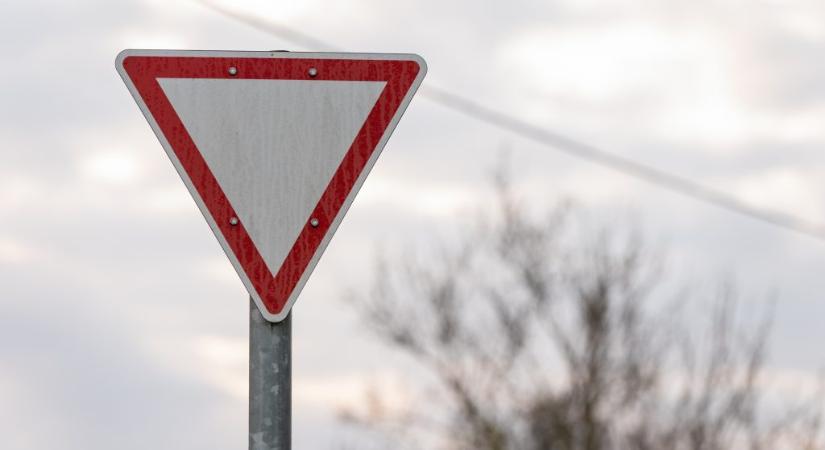 KRESZ-teszt: kinek van elsőbbsége védett kereszteződésben?