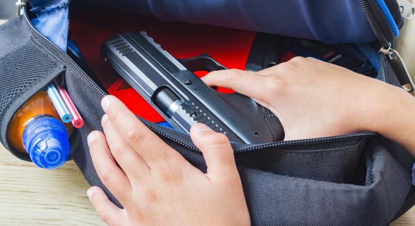 Apja illegálisan tartott fegyverével lövöldözött egy 12 éves fiú a játszótéren