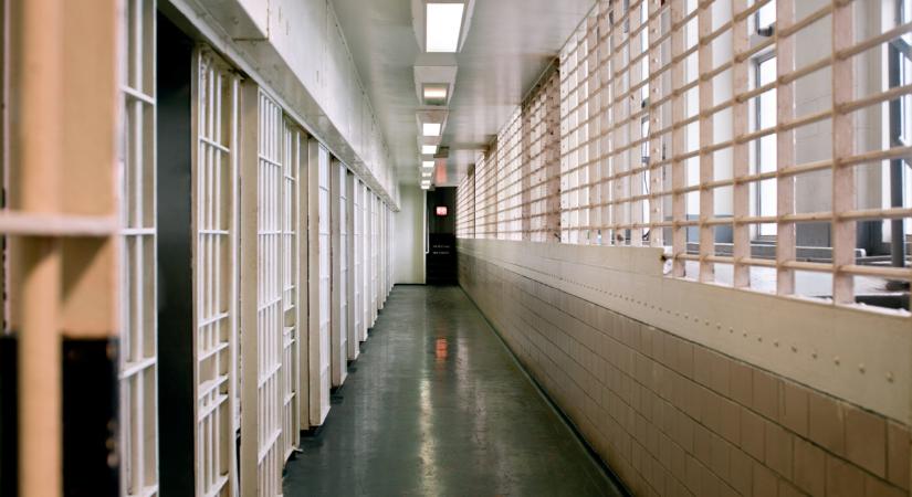 A legnyilvánvalóbb helyen rejtegette mobilját egy rab a szirmabesenyői börtönben: komoly szigorítást vezet be a BVOP