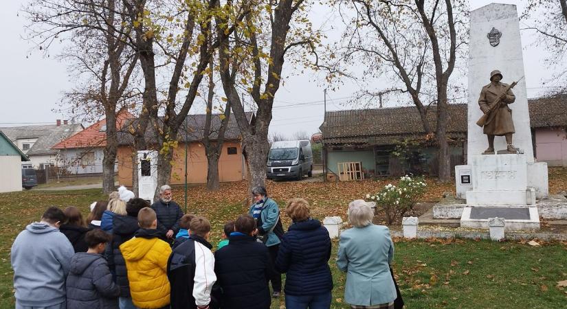 Megemlékezés és gyertyagyújtás Ráckeresztúron