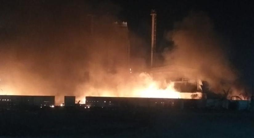 Robbanások és hatalmas tűz: újabb orosz olajfinomítót ért pusztító csapás 