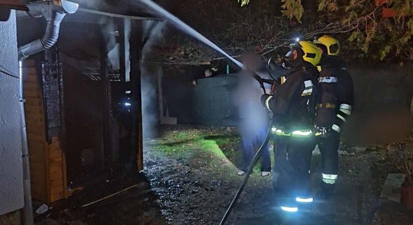 „Azt hittem, kialszik a tűz” - Szauna lángolt Paloznakon: oltás közben égett meg a tulaj