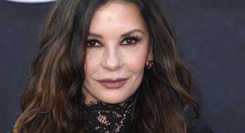 Catherine Zeta-Jones fekete csipkeruhája maga az álom: minden nő gardróbjában ott a helye egy ilyen darabnak