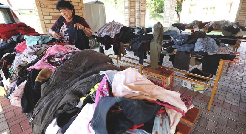 Gazdát cserél, de helyben marad minden ruhadarab