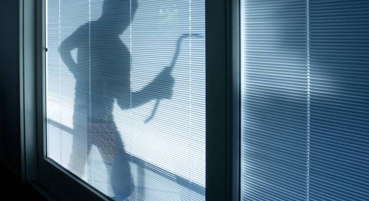 Két vonalból meg tudod mondani, merre menekült a betörő? Trükkös fejtörő