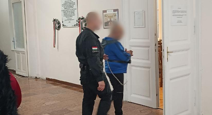 „Fizetsz, vagy rátok gyújtom a házat” – vádlottak padján az ámokfutó jászapáti házaspár