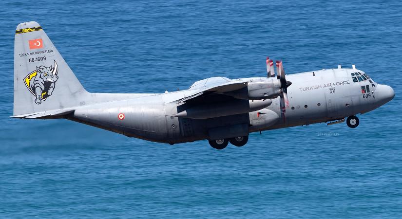 Lezuhant a török légierő C–130-as teherszállító repülőgépe Grúziában – húsz katona volt a fedélzeten (Videóval)