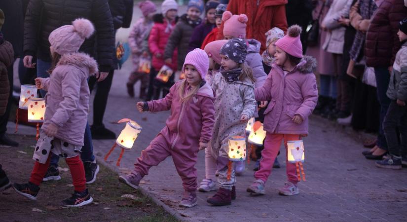 Lámpás felvonulással avatták fel az óvoda új udvarát