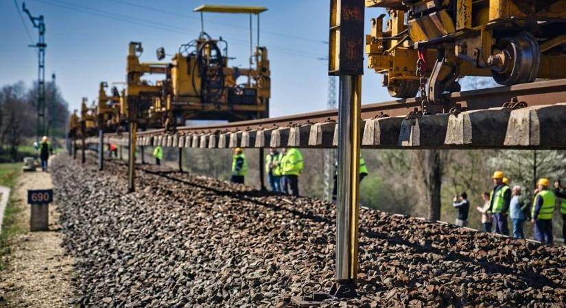 Felsővezetékhiba Ceglédnél – leállt a vonatközlekedés