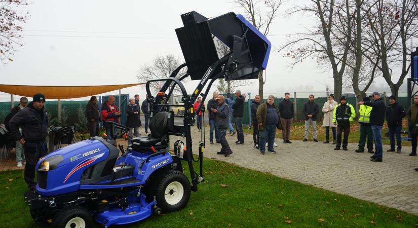 Tapolca új fűnyírótraktora tudása, minősége alapján a legjobbak között van…