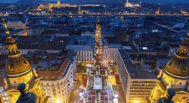 Az Advent Bazilika jubileumi fényfestéssel, a Vörösmarty téri karácsonyi vásár új fényinstallációkkal várja a közönséget