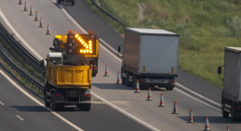 Centiken múlt, hogy nem tarolta le egy kamion az autópályakezelők teherautóját