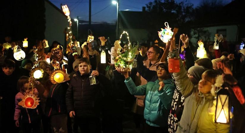 Lámpások fénye ragyogta be az utcákat, nem mindennapi bolt nyílt a szomszédban
