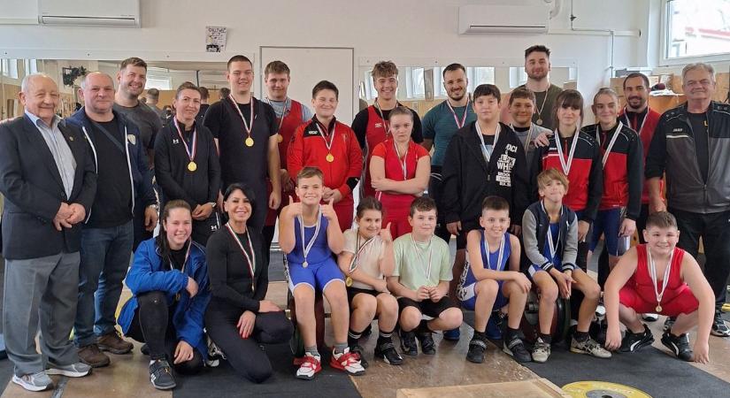 Taroltak a kisbéri és oroszlányi súlyemelő-palánták az Oroszlányon rendezett területi minősítő versenyen