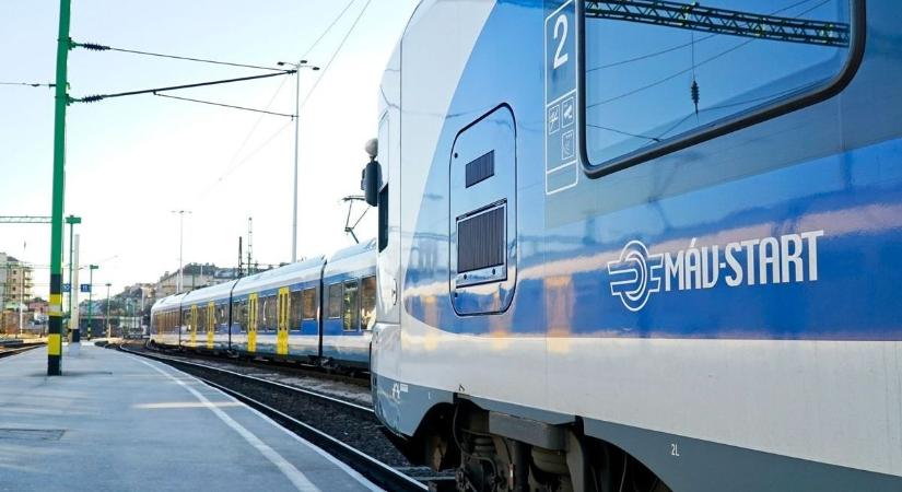 Megbénult a Budapest–Szeged vasútvonal, Ceglédnél leszakadt egy felsővezeték