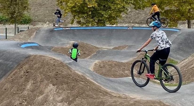 Fiatalok sokasága használja, kiváló alternatíva telefonnyomkodás helyett – galériával