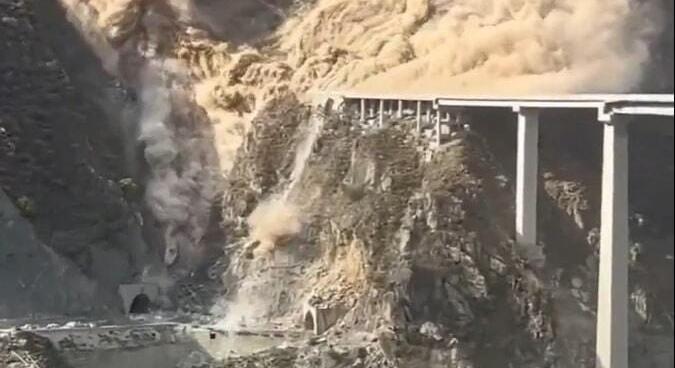 Összeomlott egy autópálya-szakasz Kínában, brutális füst szállt fel - videó