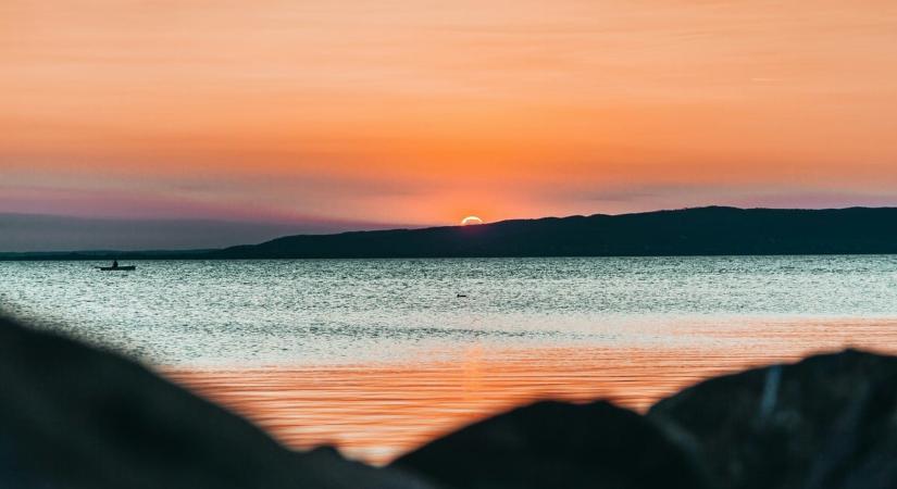 Végtelen óceánnak látszódott a Balaton egy ritka természeti jelenség miatt, videó is készült