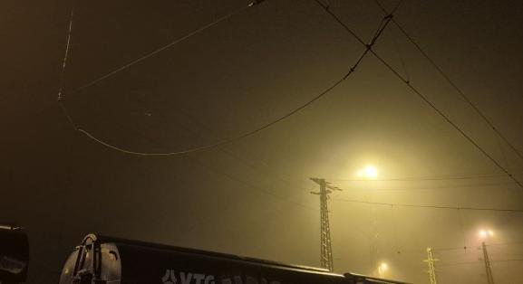 Rakodógép szakította le a felsővezetéket – nagy a fennakadás az egyik debreceni vasútvonalon