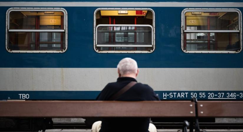 Rakodógép szakította le a felsővezetéket a ceglédi vasútállomáson