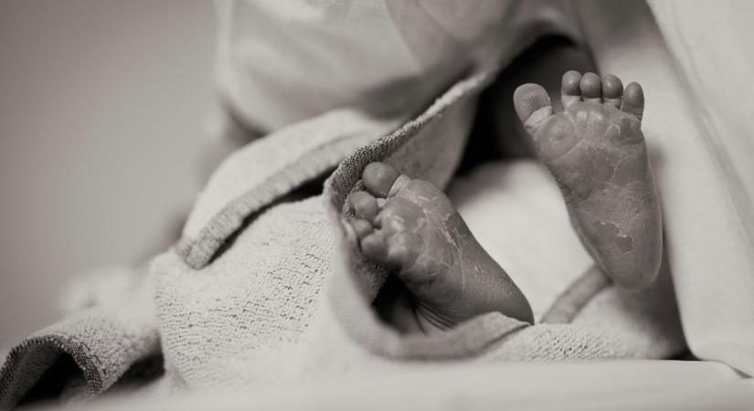 Szívszorító tragédia: részegen elaludt öt hónapos fián fekve az anya, megfulladt a kicsi