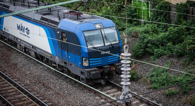 Vasúti felsővezetéket szakított el egy rakodógép Cegléden