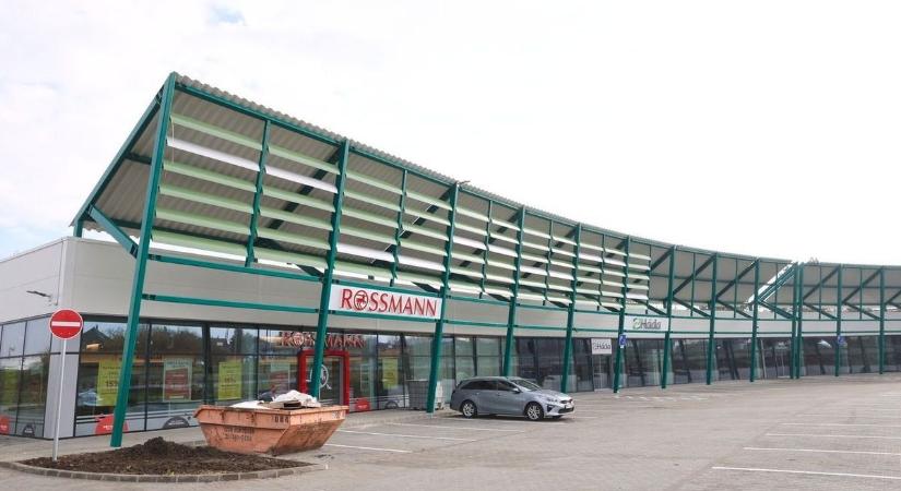 Egy plakát buktatta le a cirkusz helyén épülő új plázát, kiderült, hogy mikor lesz a nyitás a Pesti úton