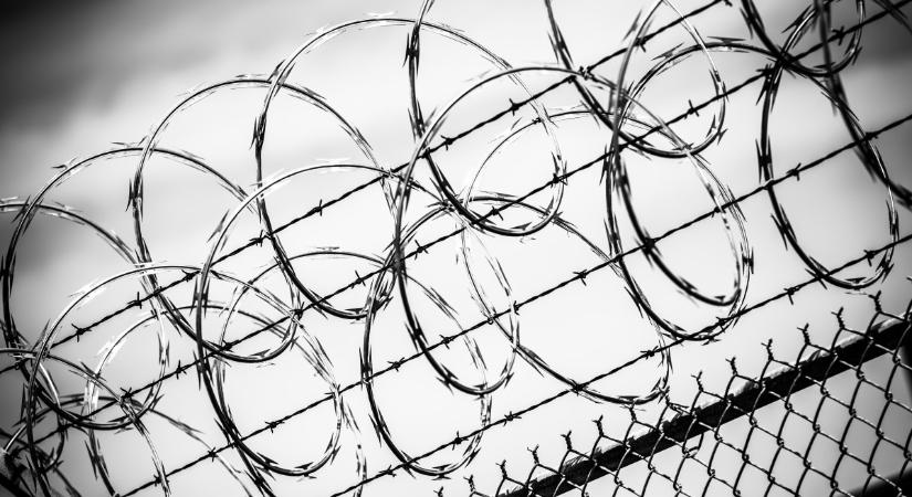 Telefont találtak egy fogvatartott végbelében Borsodban