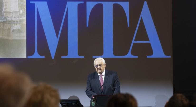 Dr. Latorcai János: Az új technológiák felhasználásának mikéntje a tudomány és a politika felelőssége