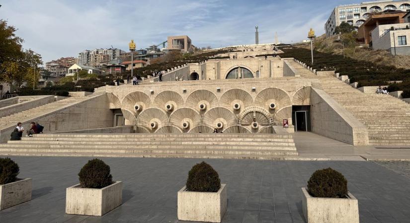 „Jön a magyar David Beckham” – szirénázó rendőrautókkal vártak minket Jerevánban