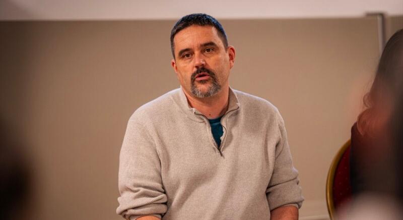 „Elitjeink folyamatosan kiárusítanak bennünket” – Kiss Tamás kolozsvári szociológus