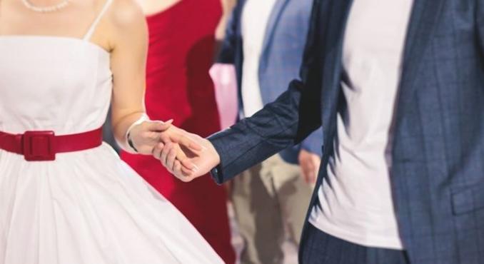 Ruha 290 ezerért? Óriási összegeket emészt fel a szalagavató a családi kasszából