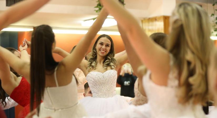 Mennyibe kerülnek a szalagavató ruhák? Durván a zsebükbe kell nyúlnia a szülőknek a bálok előtt