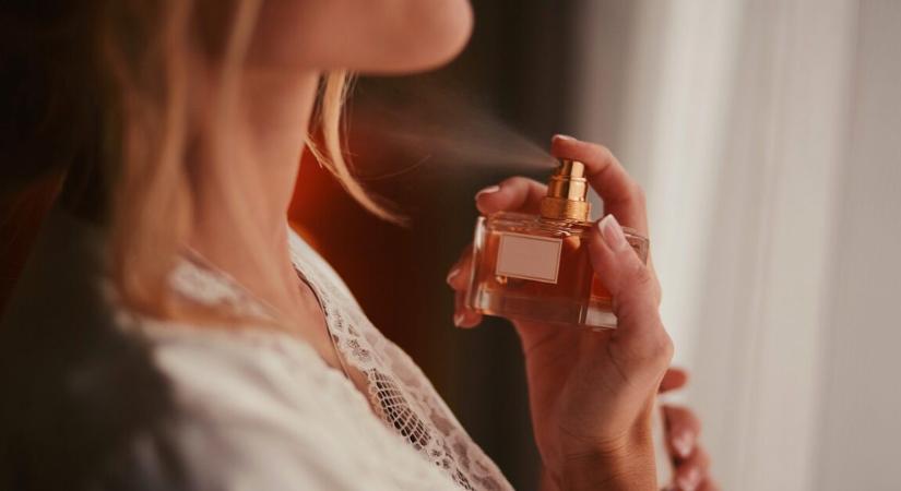 Egy nő rájött, hogy férje munkatársa majdnem egy hétig titokban használta a parfümjét