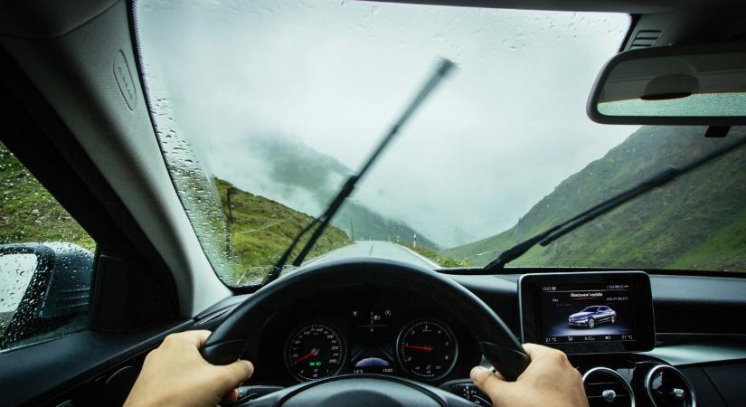 Ezeket tanácsolja a rendőrség a borús évszakokban való vezetéshez