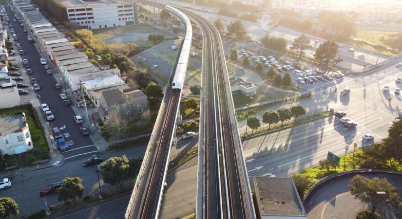 Pánik tört ki a 80 km/órával száguldó utasokkal teli metrón – elaludt a metróvezető