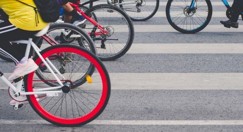 Biciklitámaszok borzolják a kedélyeket Szegeden, a bringások szerint életveszélyes a megoldás