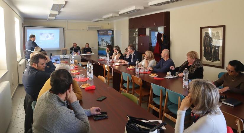 Közösen keresik a megoldást: először beszéltek nyíltan a fiatalokat fenyegető veszélyről