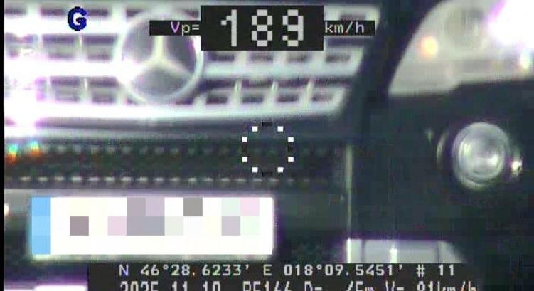 Több, mint háromszázezer forint lett a büntetése a gyorshajtónak