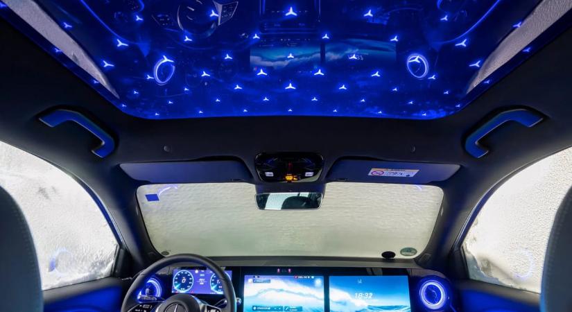 3 hatalmas kijelző, 7 ülés és rengeteg világító csillag: íme a legújabb Mercedes